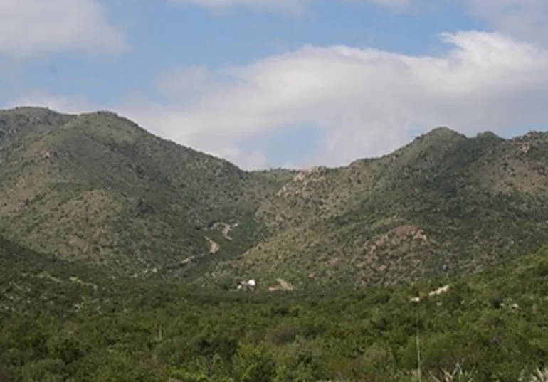 Sierra de Coahuila con vegetación y caminos de acceso a las concesiones