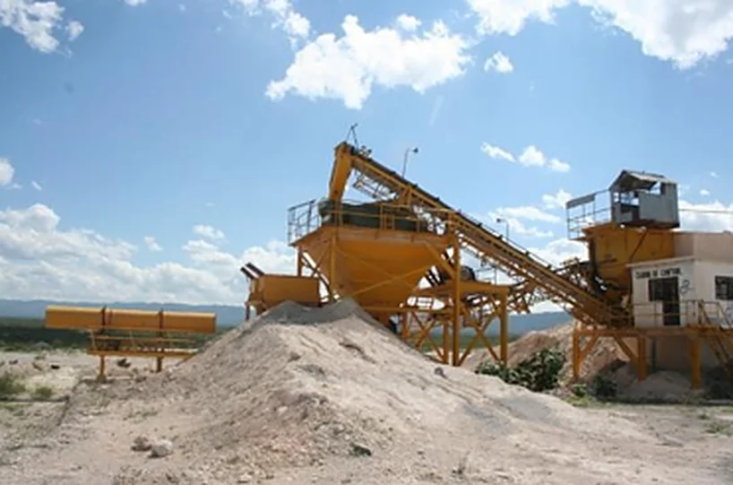 Planta clasificadora de mineral con bandas transportadoras y tolvas