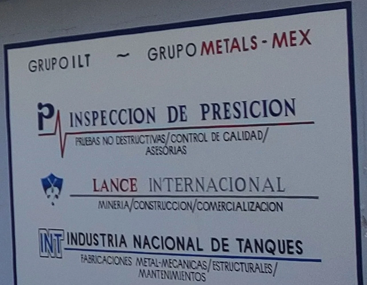 Letrero de la sede: Grupo ILT y Grupo Metals-Mex, con Lance Internacional, minería, construcción y comercialización
